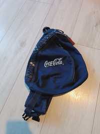 Granatowy plecak coca-cola na jedno ramię