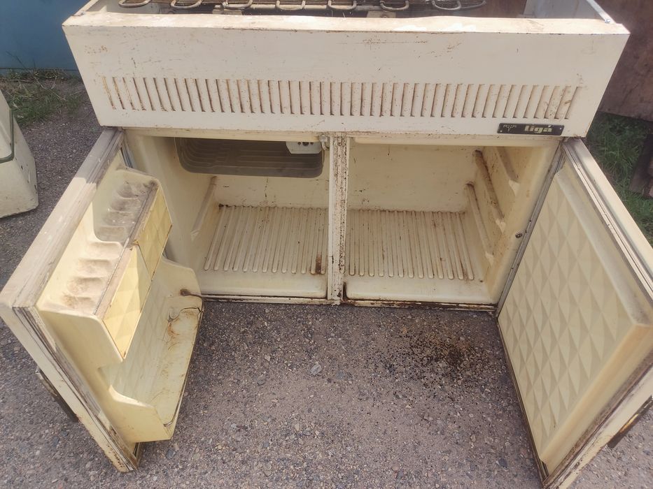 Продам настінний холодильник лига