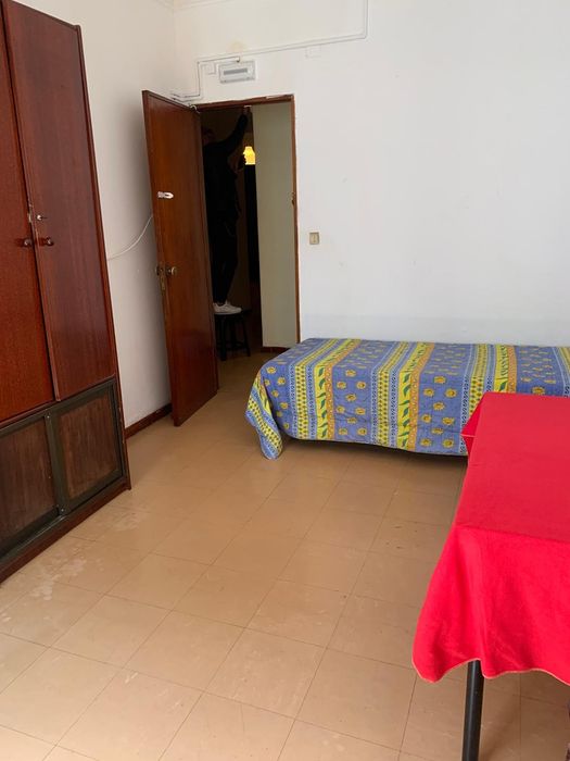 Quarto Espaçoso com Varanda