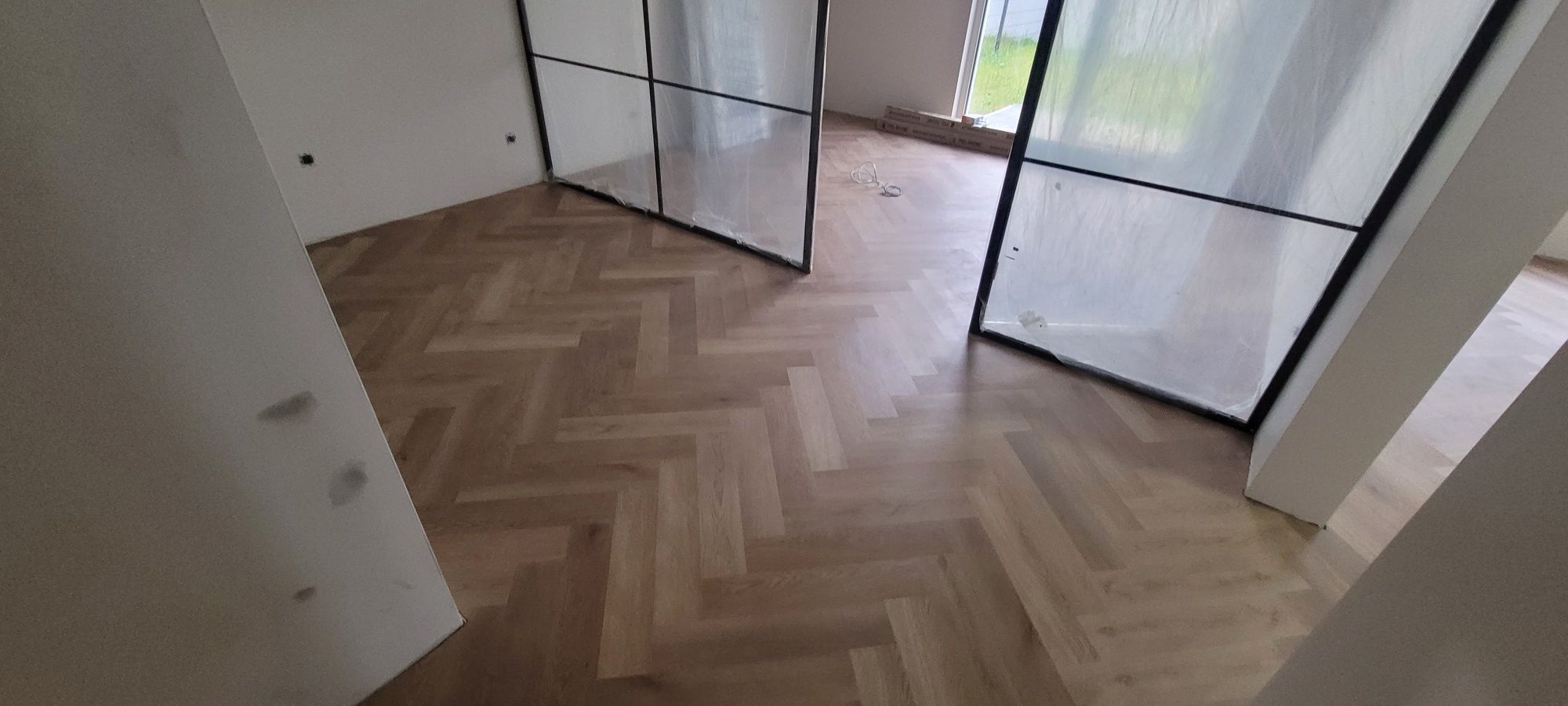 Montaż podłóg, drewno, panele, jodełka, listwy przypodłogowe