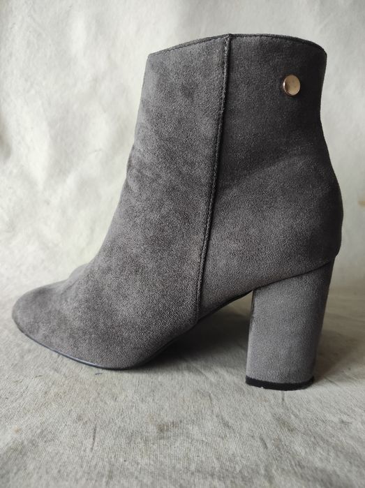 Szare botki zamszowe na słupku Casu nr 38