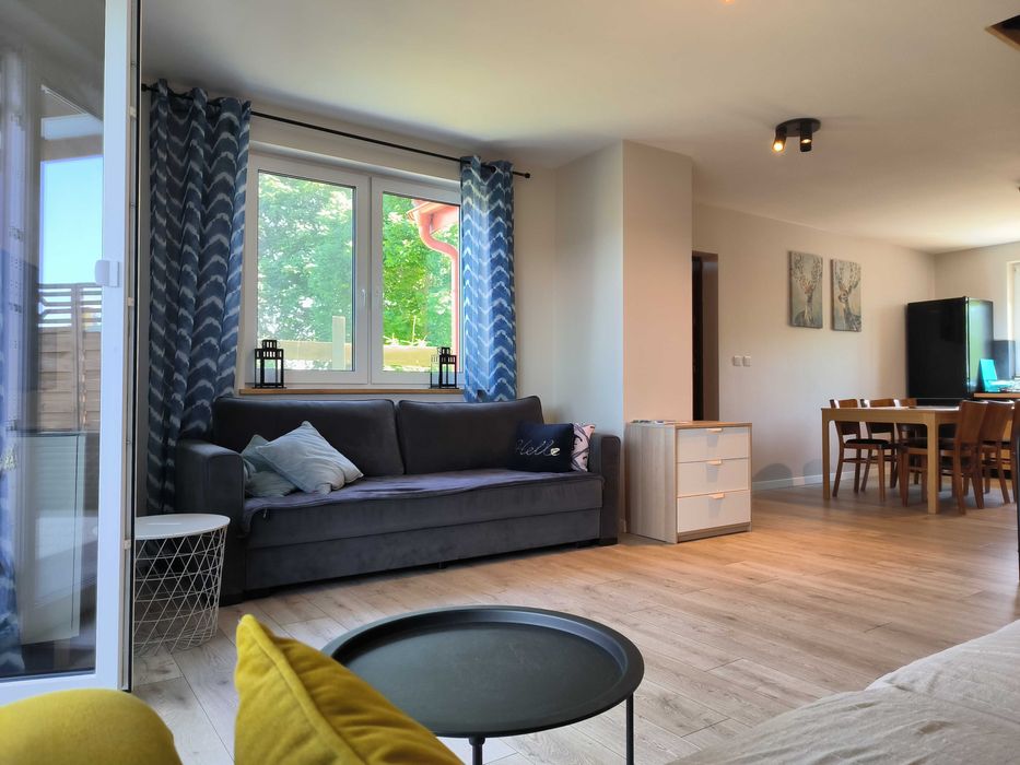 Domek letniskowy nad jeziorem Dadaj, linia brzegowa, pomost, łódki