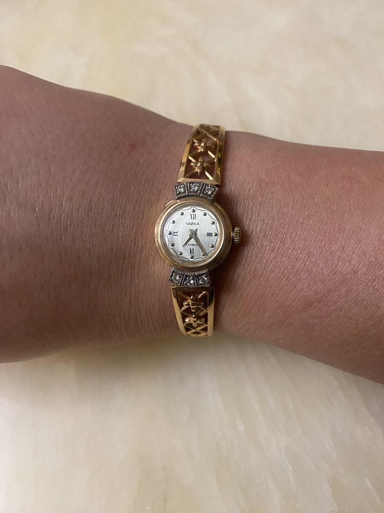 Золотые часы Чайка с бриллиантами на золотом браслете