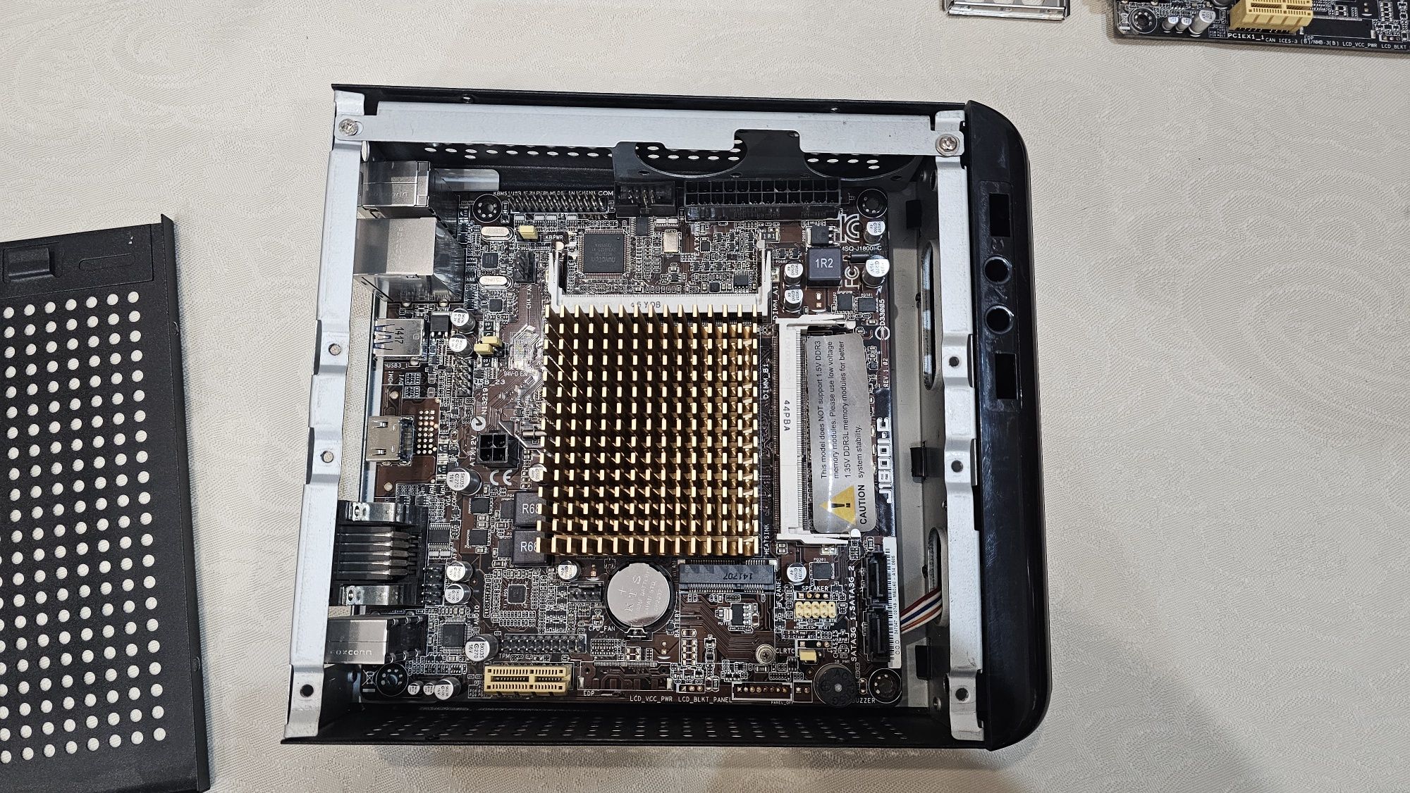 Корпус mini itx, дуже компактний.
