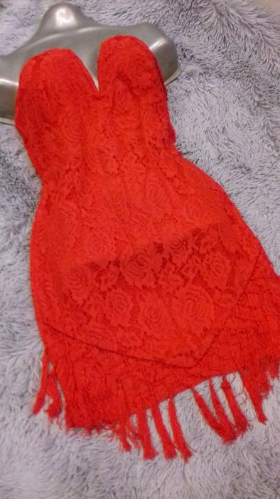 Czerwona koronkowa sukienka-frendzle Roz M