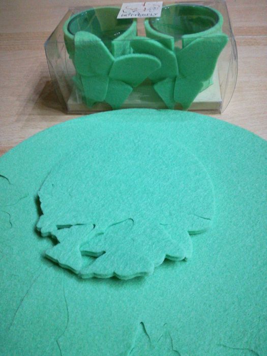 Podkładki  pod talerzyk i pod filiżankę z kompletem na świeczki.