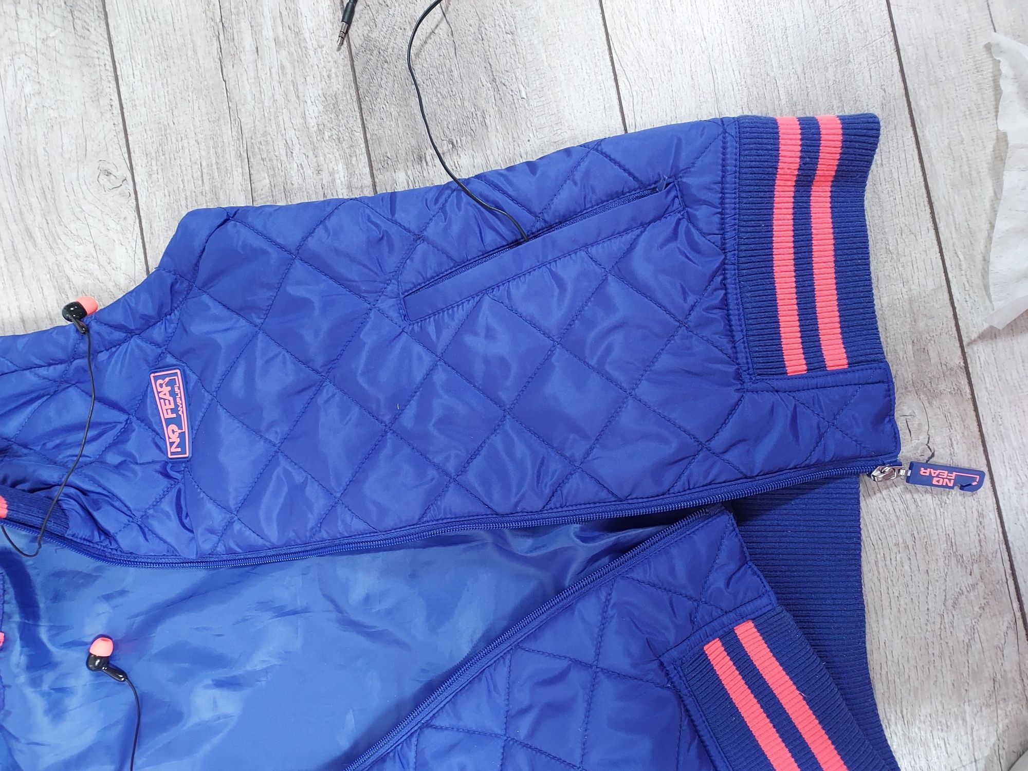 Bluza No Fear z wbudowanymi słuchawkami