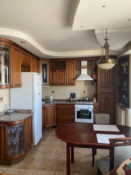 Простора  3 кім. квартира біля військ. інституту на Богуніі