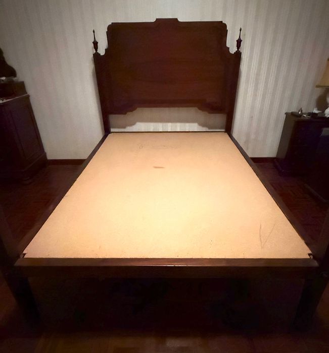 Cama de casal Dona Maria século XX madeira maciça mogno ótima