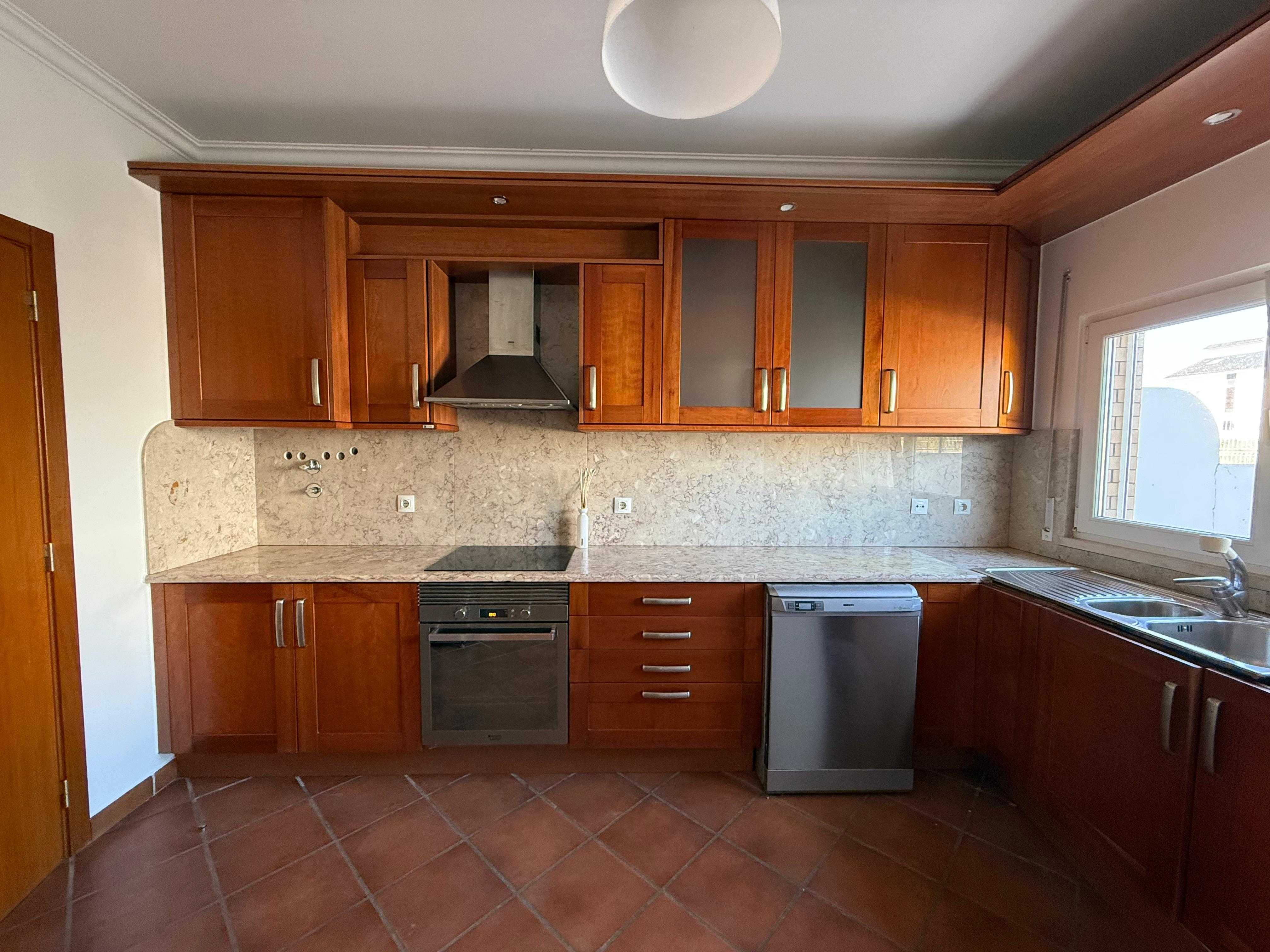 Cozinha completa com tampo e forro em Pedra Lioz