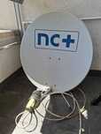 Antena satelitarna z uchwytem do zamocowania i kablami