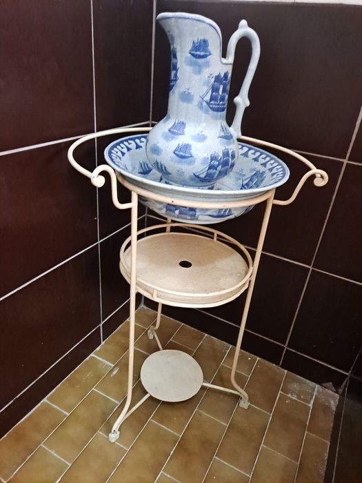 Lavatório vintage com bacia e jarro em cerâmica