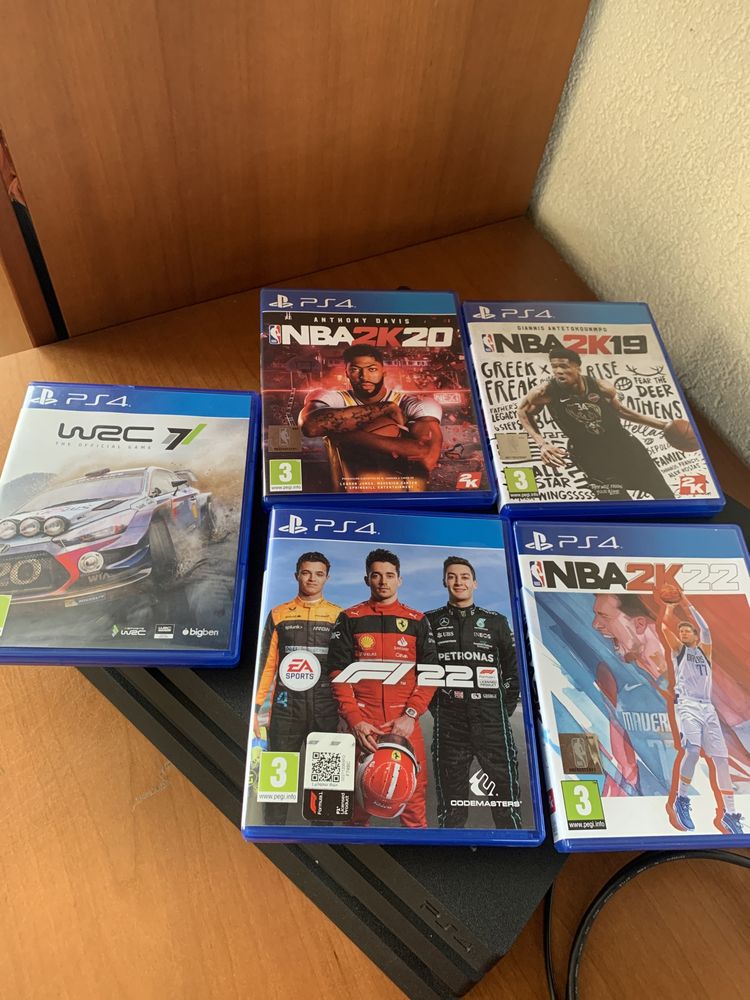 PlayStation 4 Pro Jet black 1Tb com 5 jogos e 2 comando