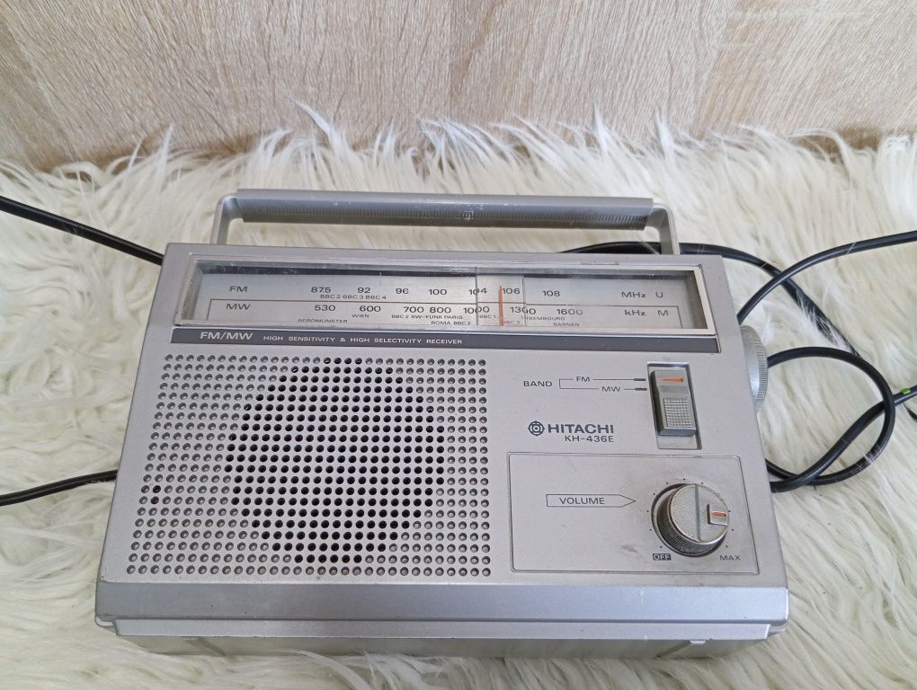 Przenośne radio marki Hitachi, model KH-436E.