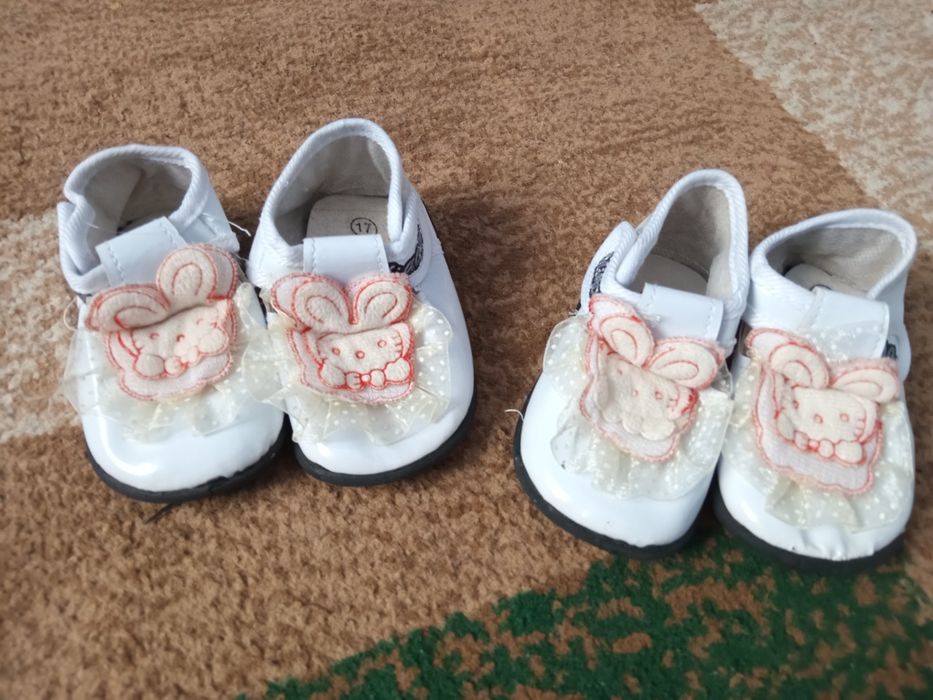 Продам черевички для дівчаток.