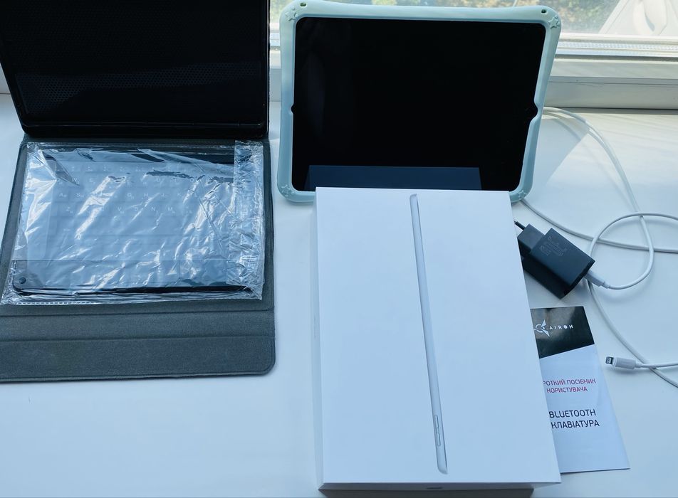 iPad 9th 2021 10.2 64gb планшет, 3 чохли, клавіатура, зарядка, коробка