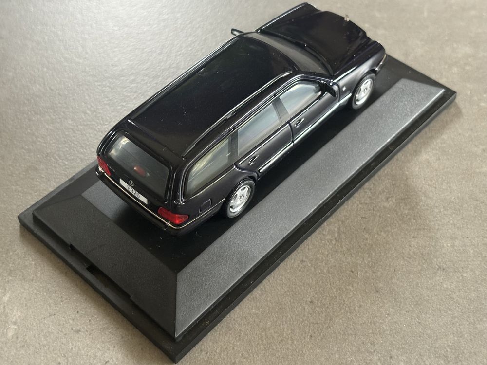 Model Herpa skala 1/43 Mercedes E-Klasa E320 T W210 czarny kombi
