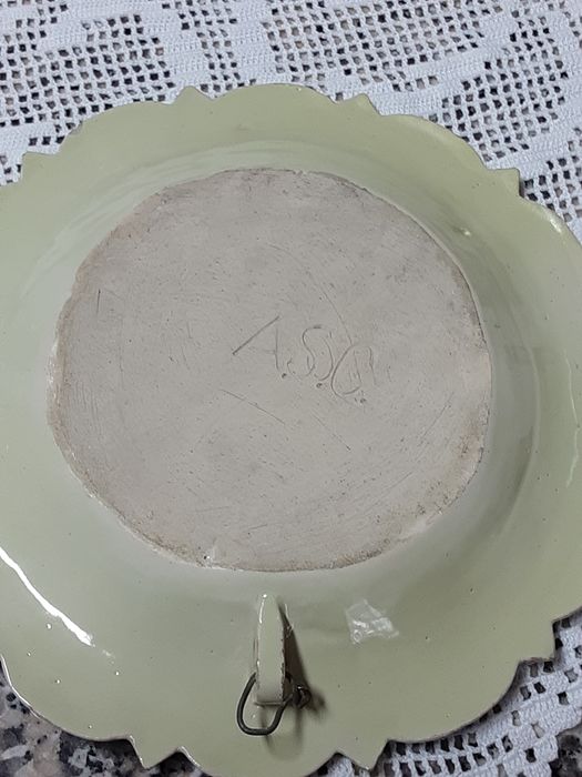 Prato de olaria  em barro  branco assinado