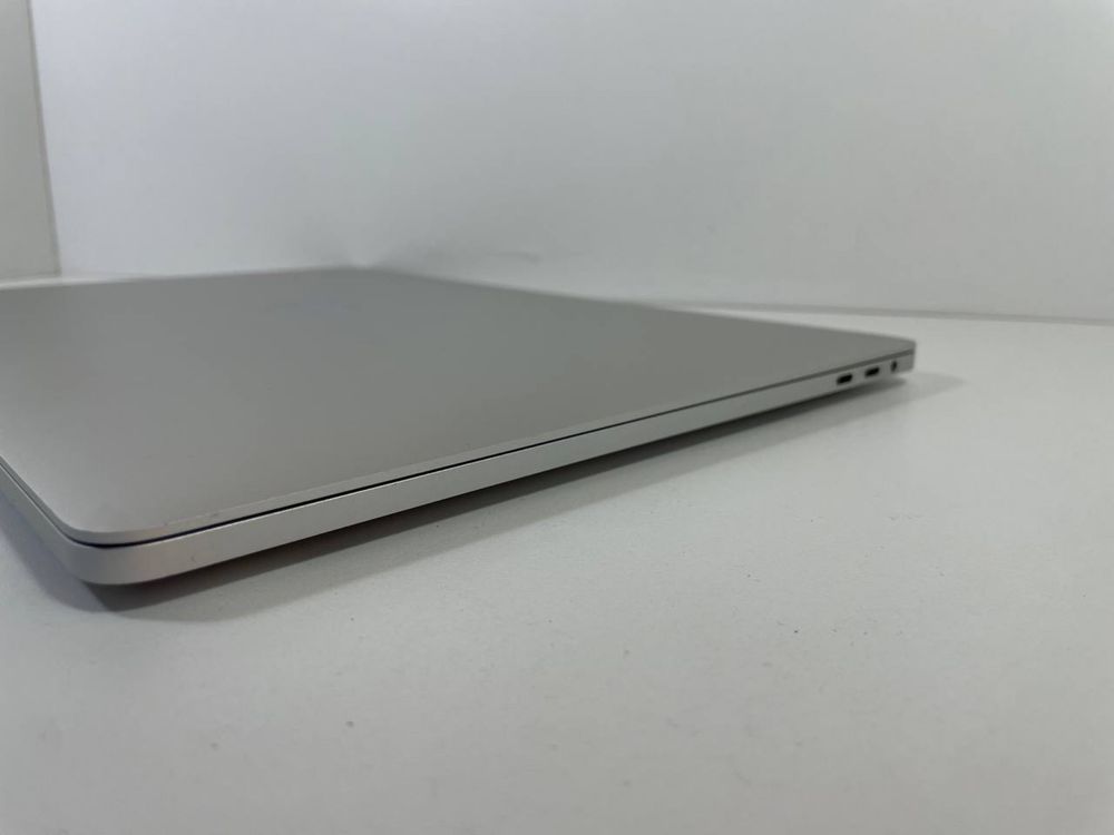 Macbook Pro 15,4/2017 i7/2,9ghz/ОЗУ16-2133/SSD 512/Radeon Pro 560 4 ГБ