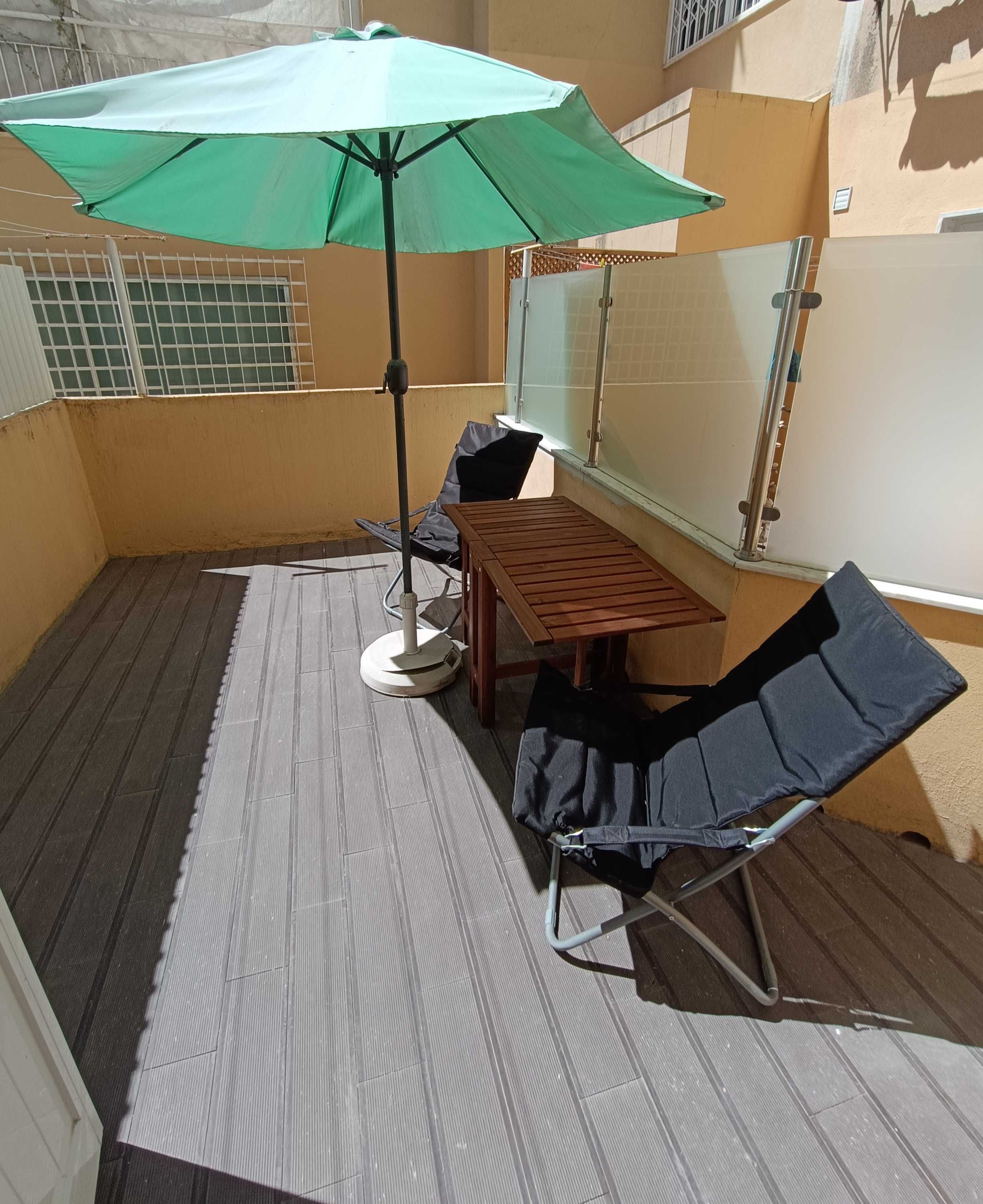 Alugo quarto estudante universitária em Algés, junto ao Mercado