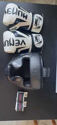 Шолом і рукавиці для боксу