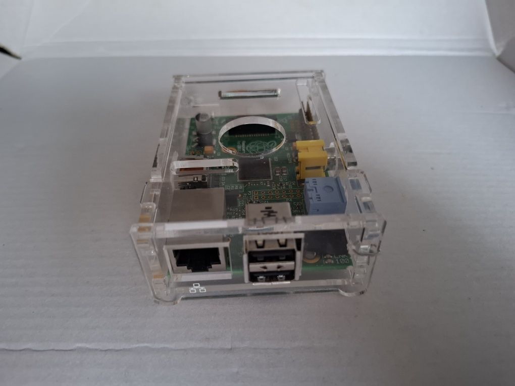Raspberry pi 1	 b moduł Wi-fi dedykowana kamera