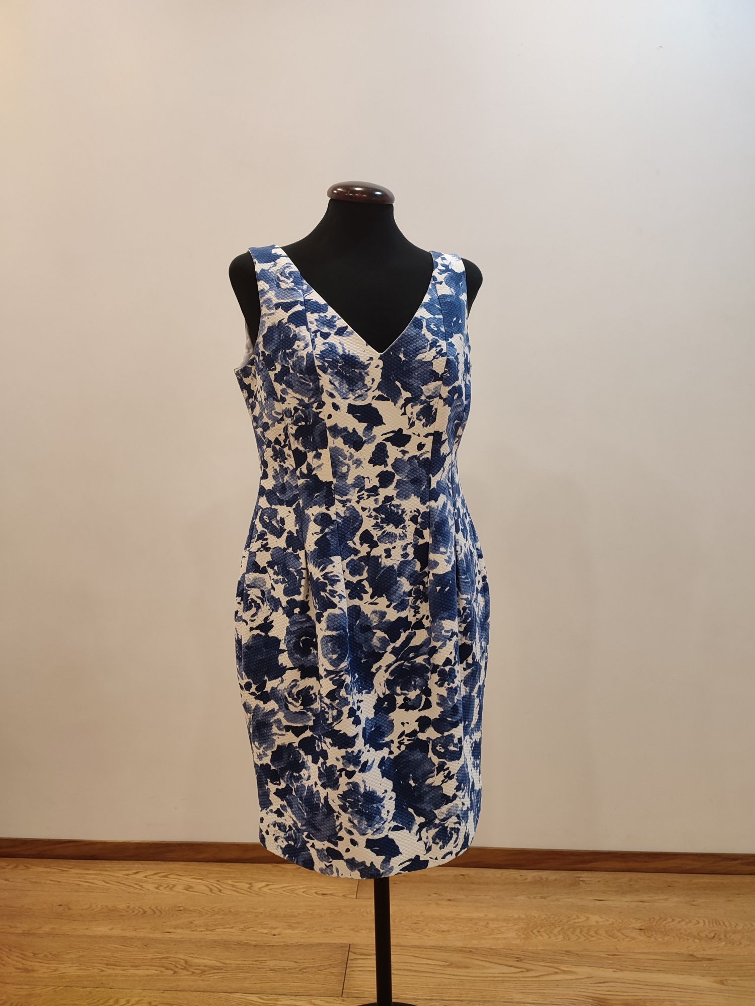 Vestido modelo tulipa de piqué estampado azul e branco