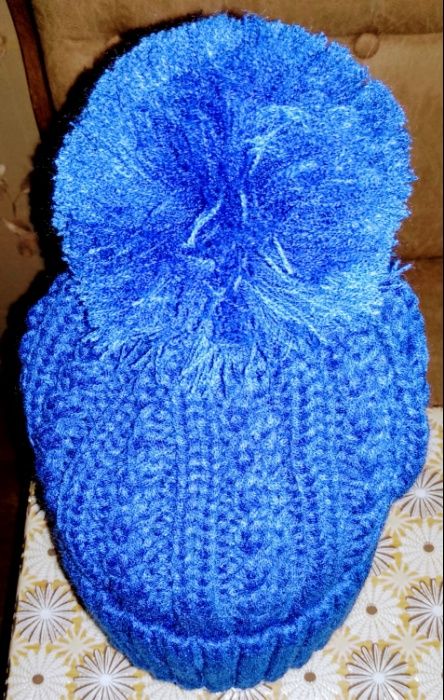 Вязанная синяя шапка для девочки