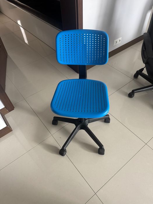 Sprzedam lekkie krzesło obrotowe na kółkach – niebieskie