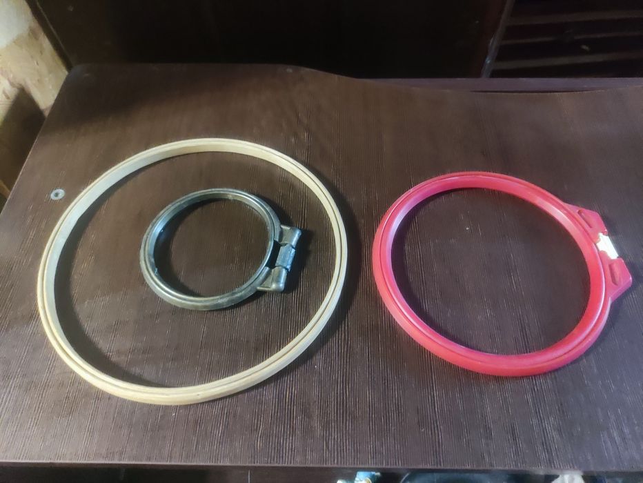 Продам пяльцы,нитки разные,иголки