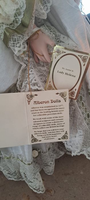 Boneca porcelana 54 cm de altura