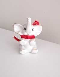 biały porcelanowy słonik z czerwoną kokardką na szczęście figurka