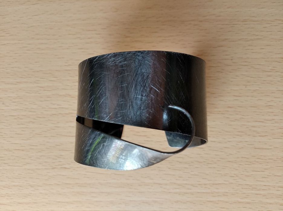 Oryginalna bransoleta z metalu