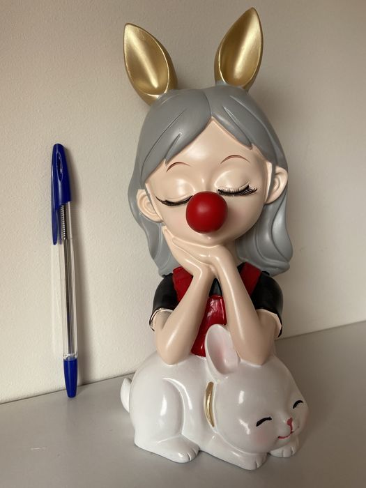 Peça decorativa menina com coelho