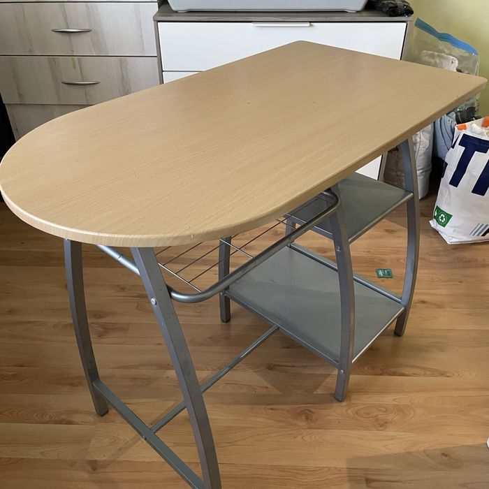 Barowy stół z dwoma krzesłami