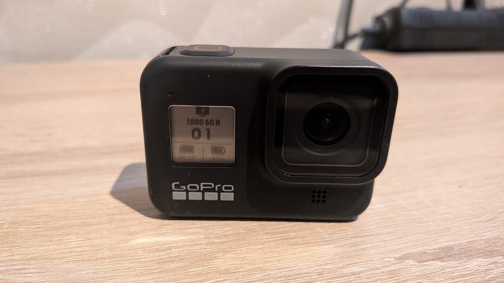 GoPro 8 Black, 3 baterie, ładowarka, etui, kabel USB, karta 64GB