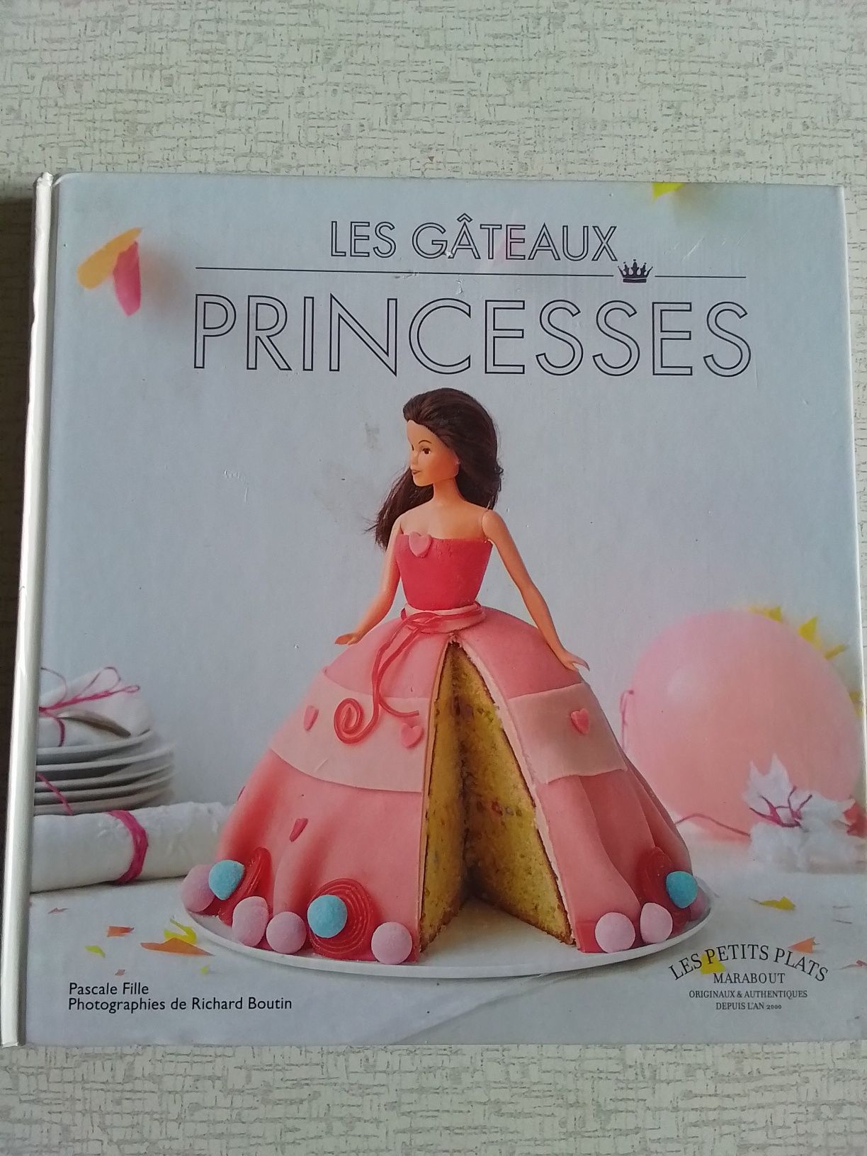 Книга для кондитеров. Торт в виде принцессы. Французский язык