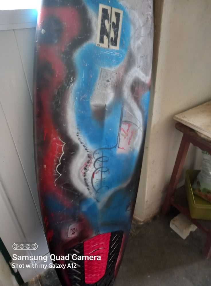 Prancha Surf NSP com 5 quilhas e 3 Skates com trabalho original!
