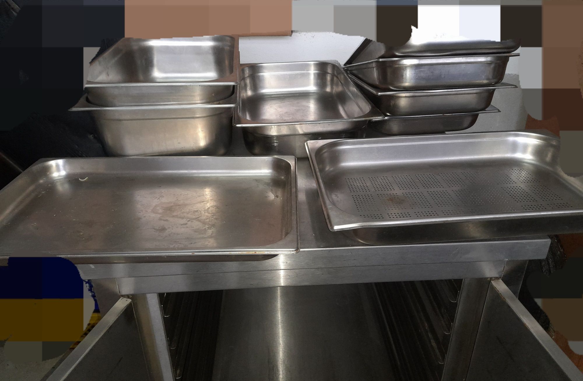 Bancada de Inox com guias para tabuleiros