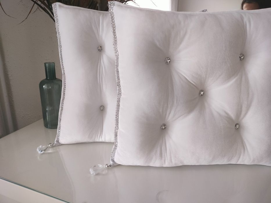 Komplet białych poduszek welurowych