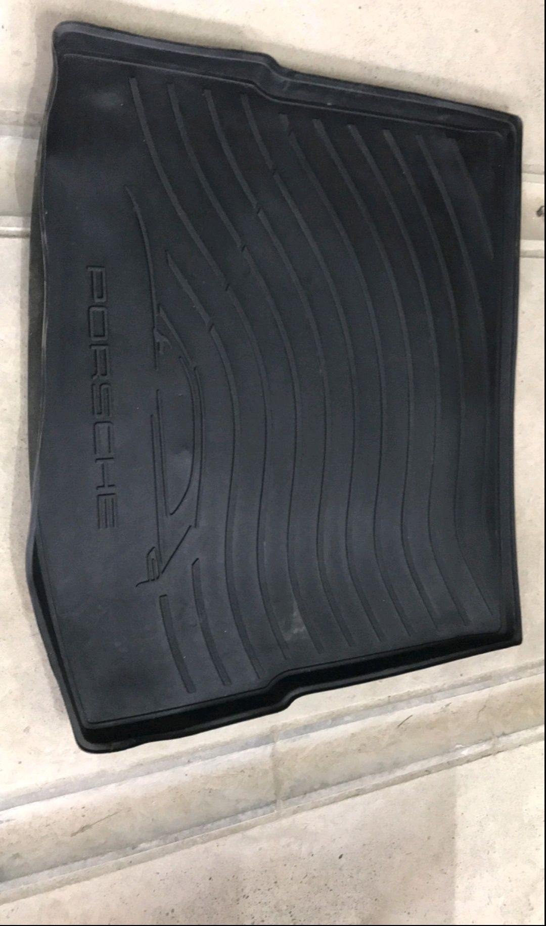 Macan 95b коврик резиновый в багажник