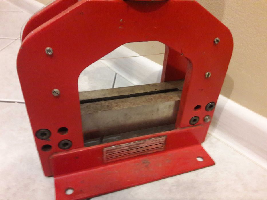 przecinarka, gilotyna hydrauliczna do metalu, koszt nowej ok.1200 euro