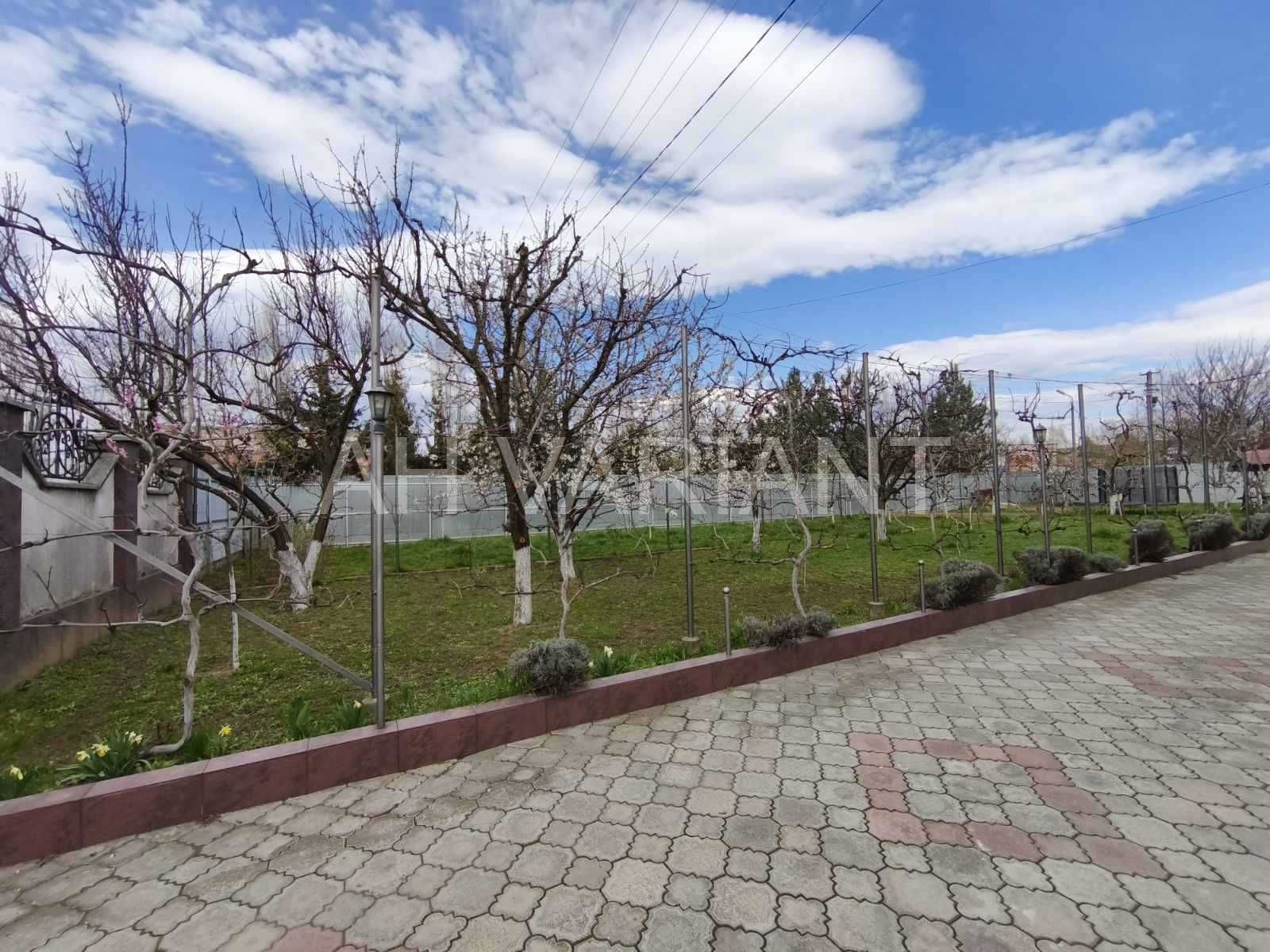 Продається сучасний будинок в м. Ужгород, вул. О. Блистіва
Код: 9135