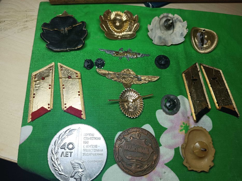 Значки і кокарди СССР