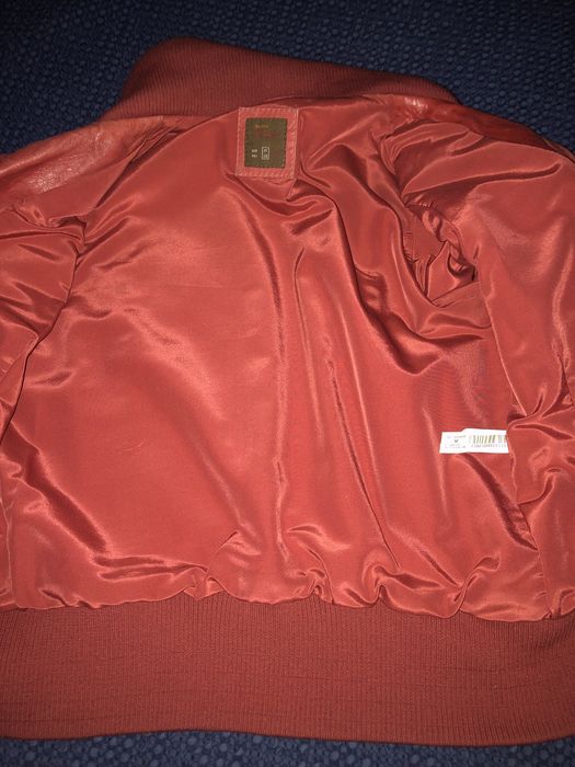 Blusão em pele , gola, punhos, e cos em malha