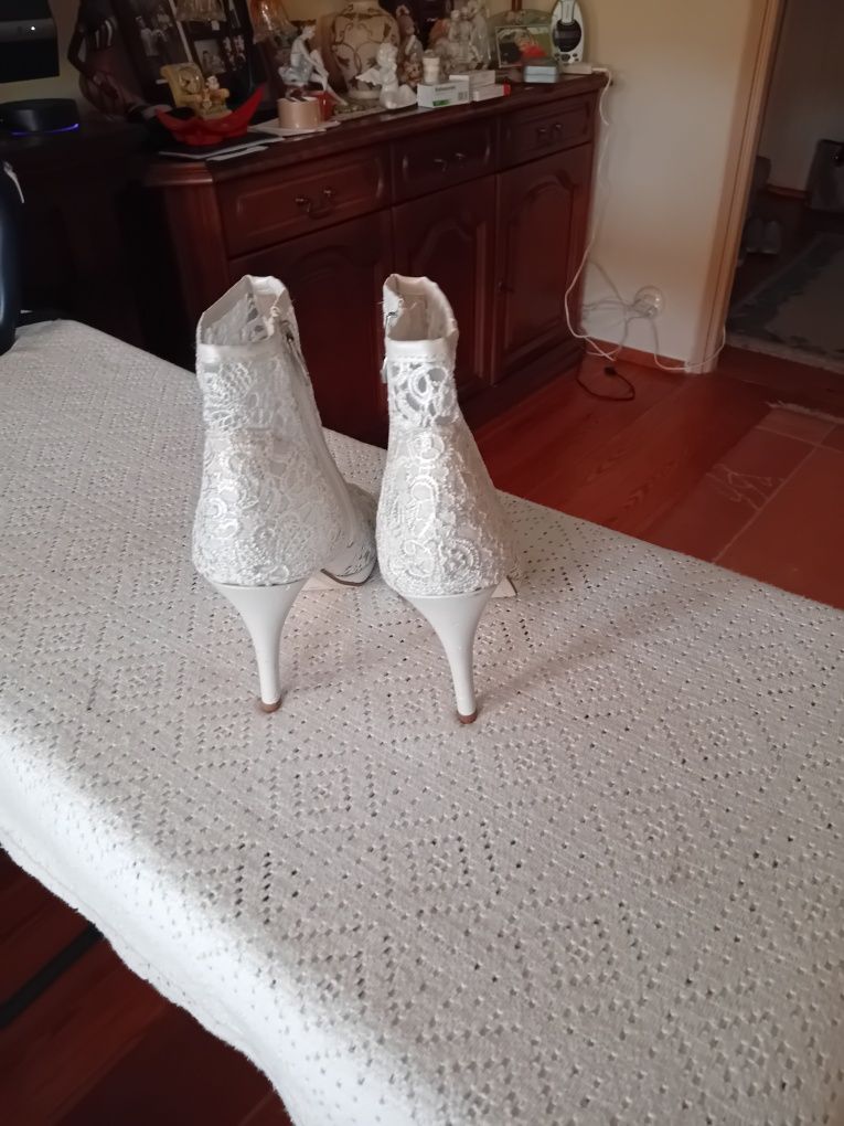 Nowe szpilki z koronki