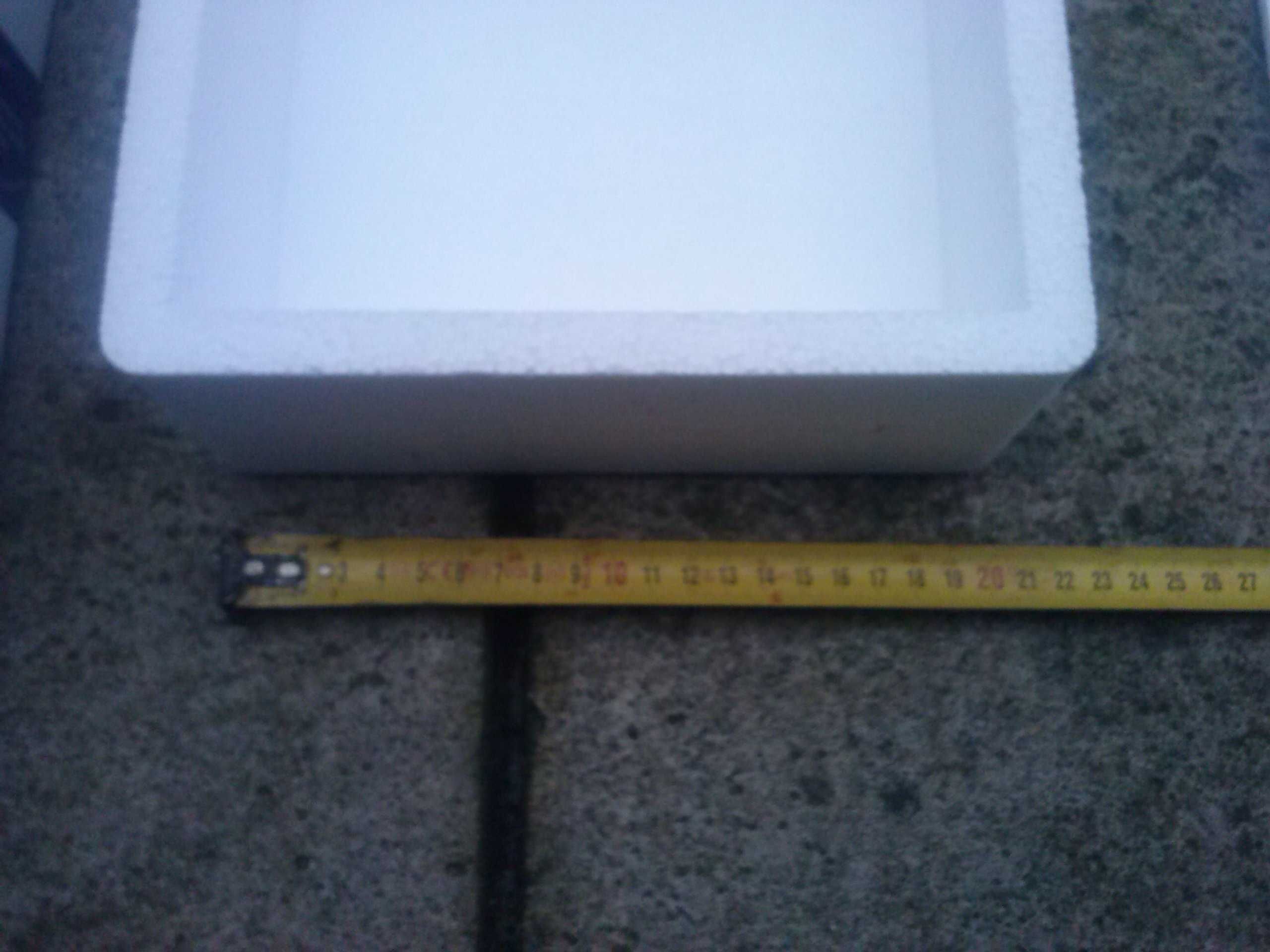 Pudełko termoizolacyjne z pianki, białe, 19 zł.
