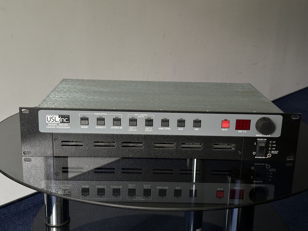 QSC USL JSD-80D Cyfrowy i analogowy procesor kinowy