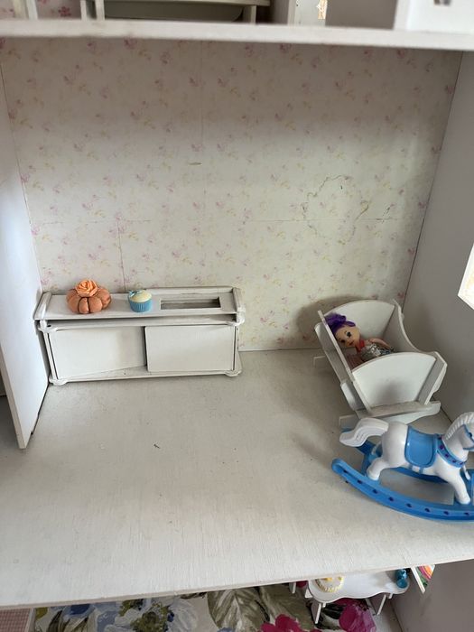 Ляльковий будинок із меблями