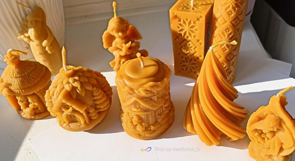 Воскові свічки, різдвяні подарунки